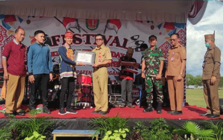 Harapan Asisten I Saat Buka Festival Kreativitas Budaya Anak Tabela Tingkat SLTA di Katingan
