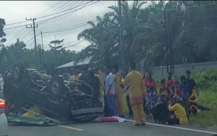 Mobil Pengangkut Rombongan Pawai Nasi Adab Terbalik