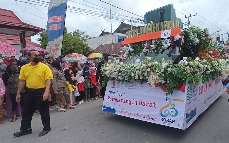 Ikuti Pawai Nasi Adab, CBI Group Tampilkan Tumpeng Miniatur Hotel Mercure