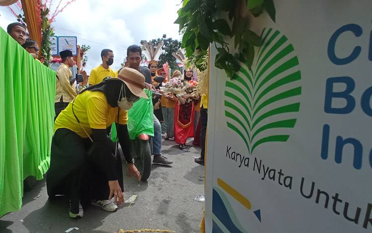 Ikuti Pawai Nasi Adab, Rombongan CBI Group Lakukan Sweeping Sampah
