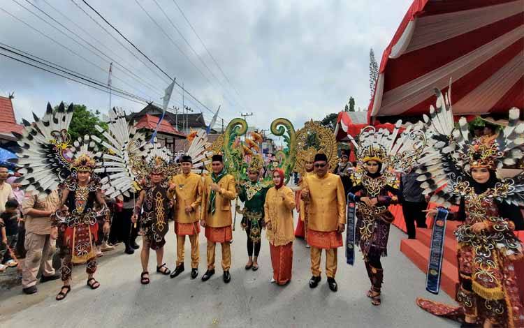 Pj Bupati Kobar: Pawai Nasai Adab Merupakan Upaya Lestarikan Budaya