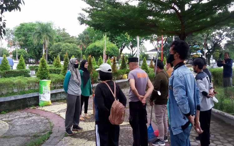 Lurah Menteng Ajak Warga Kerja Bakti Bersihkan Lingkungan