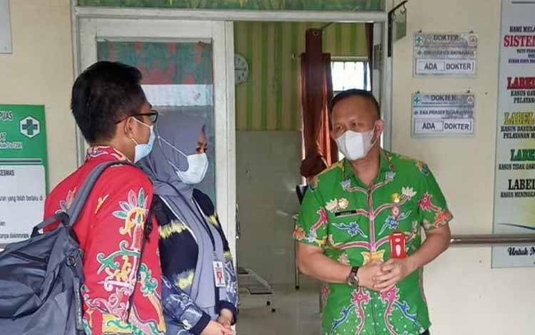 Sekda Kapuas Jenguk Warga Diduga Keracunan Makanan