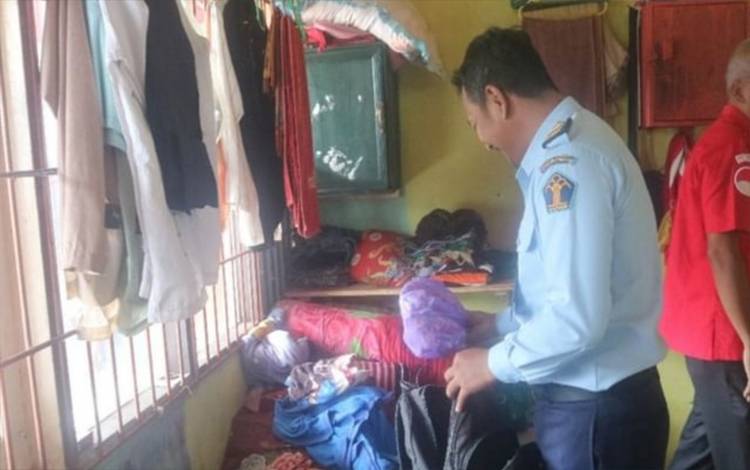 Tim Satops Patnal Razia Blok F Rutan Kuala Kapuas Sejumlah Barang Diamankan