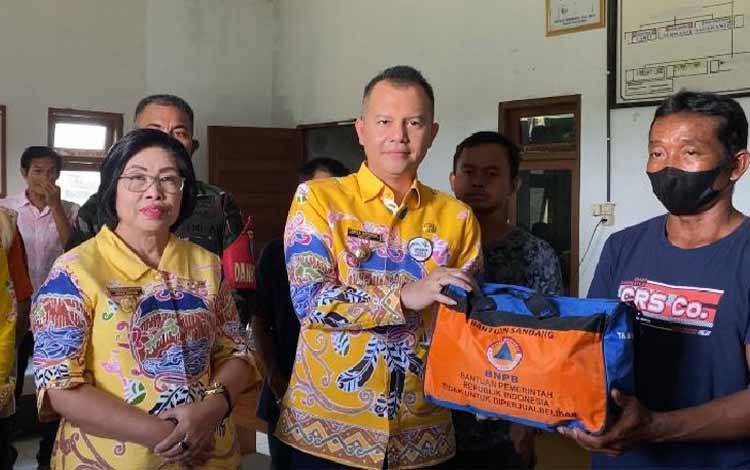 Bupati Gunung Mas Serahkan Bantuan untuk Warga Terdampak Kebakaran