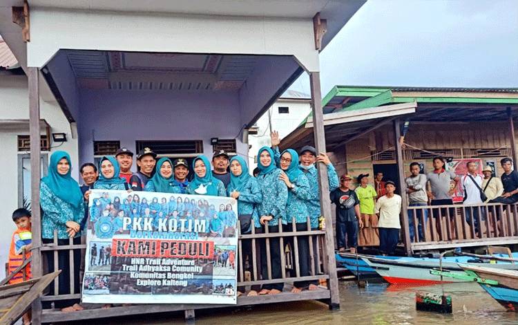 TP-PKK Kotim Bersama Komunitas Trail dan Jeep Salurkan Bantuan Korban Banjir