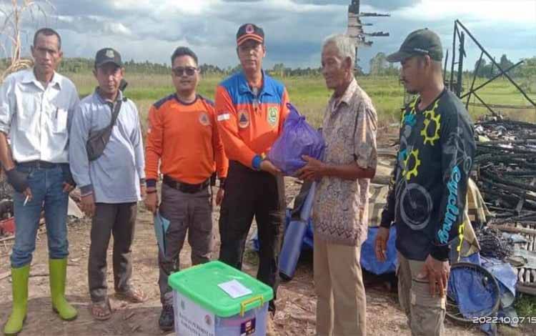 BPBD Kapuas Salurkan Bantuan untuk Warga Terdampak Kebakaran Rumah di Desa Banama