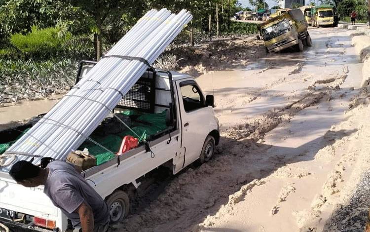Pasca Banjir, Jalan Pangkalan Bun-Kolam Rusak Parah