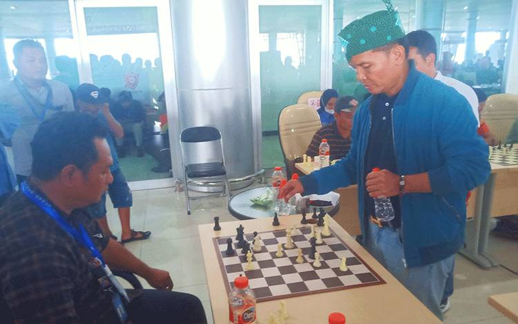 Agustiar Sabran Lawan 15 Pecatur Sambil Berdiri 3 Jam