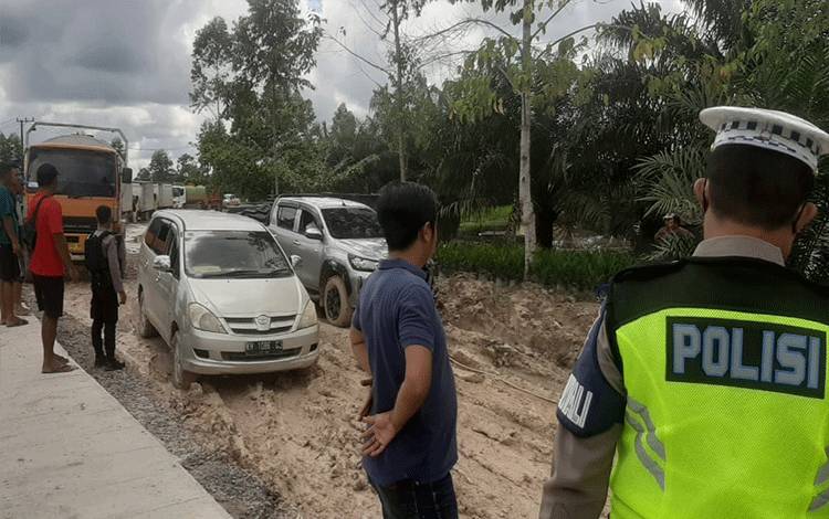 Operasi Zebra, Satlantas Polres Kobar Atur Lalu Lintas di Jalan Pangkalan Bun-Kolam yang Rusak