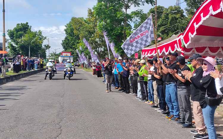 89 Peserta Meriahkan Pawai Pembangunan Kabupaten Sukamara