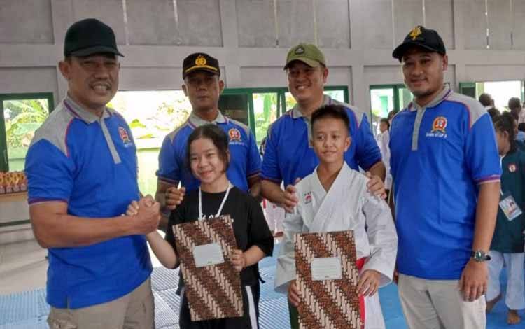 Dandim Kapuas Beri Penghargaan Karateka Pelajar Berprestasi di Ajang O2SN