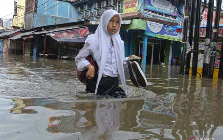 Pakar Minta Sekolah Siapkan Alternatif KBM saat Musim Hujan
