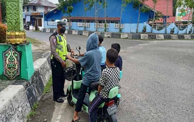 Satantas Polres Kapuas Terus Edukasi Pengguna Sepeda Listrik di Jalan Raya Perhatikan Keselamatan