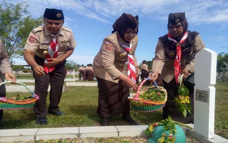 Kwarcab Kotim Gelar Tabur Bunga Jelang HUT Pramuka