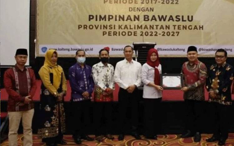 Bawaslu Kapuas Dapat Penghargaan Terbaik Dua Pengawasan Verifikasi Administrasi Parpol se Kalteng