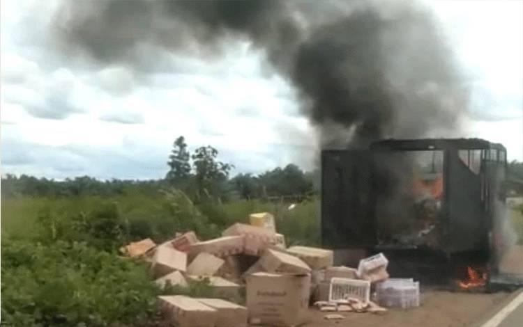 Astaga! Mobil Box Terbakar di Cempaga Hulu