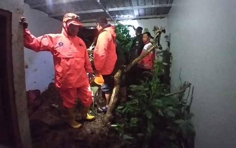 Petugas Gabungan Evakuasi Lima Korban Longsor di Banjarnegara
