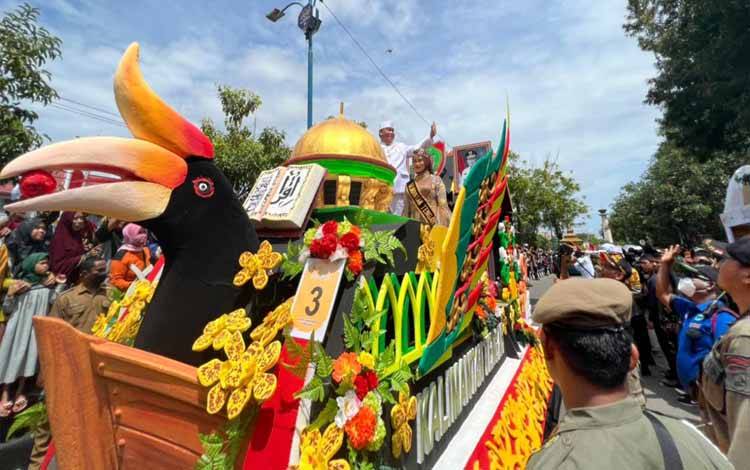 Mobil Hias Karya Kotim Pukau Masyarakat Kalsel Pada Pawai Taaruf MTQ Nasional XXIX 2022?