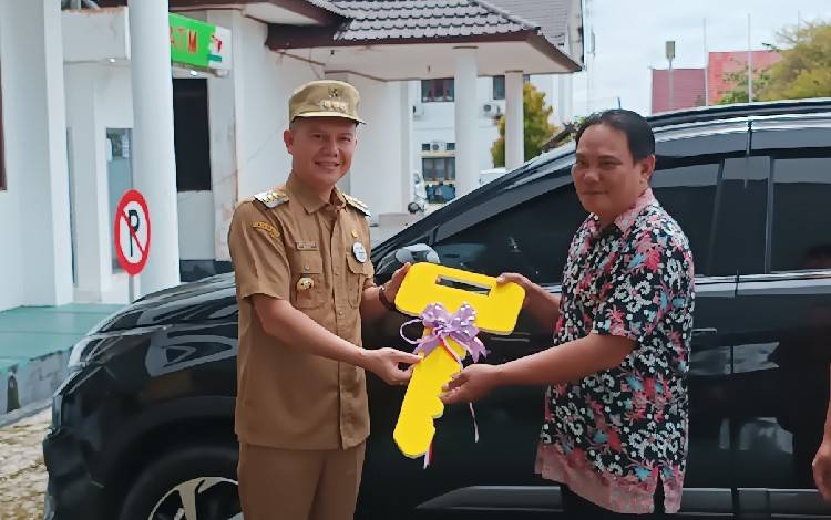 Anggota Jemaat GKE SION Kuala Kurun Beli Mobil Operasional