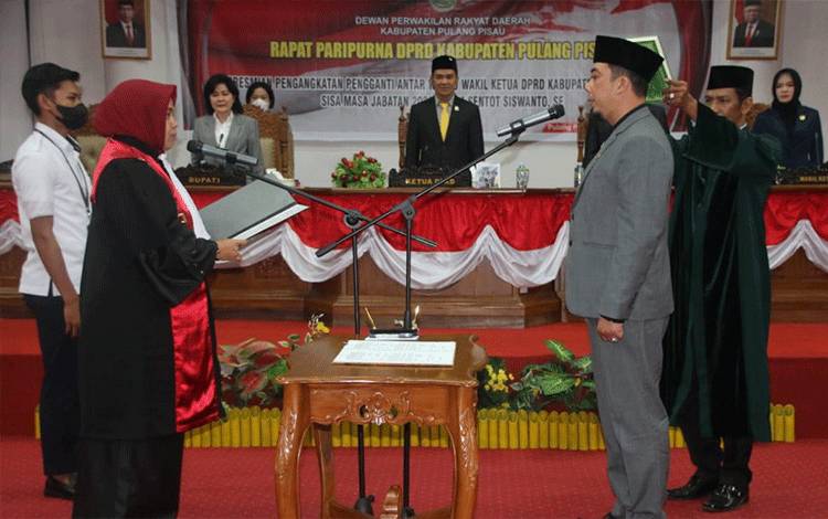 Bupati Pulang Pisau Saksikan Sumpah Janji Waket II DPRD Baru