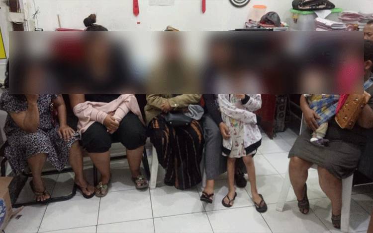 Miris, Ibu-Ibu Berjudi Membawa Anak-Anaknya