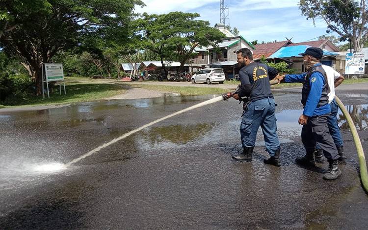 Feses Sapi Berhamburan di Jalan, Damkar Seruyan Turun Tangan