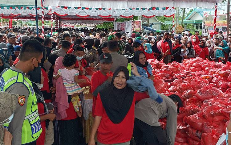 Warga Kapuas Berterima Kasih Dapat Paket Sembako Gratis di Pasar Penyeimbang Pemprov?