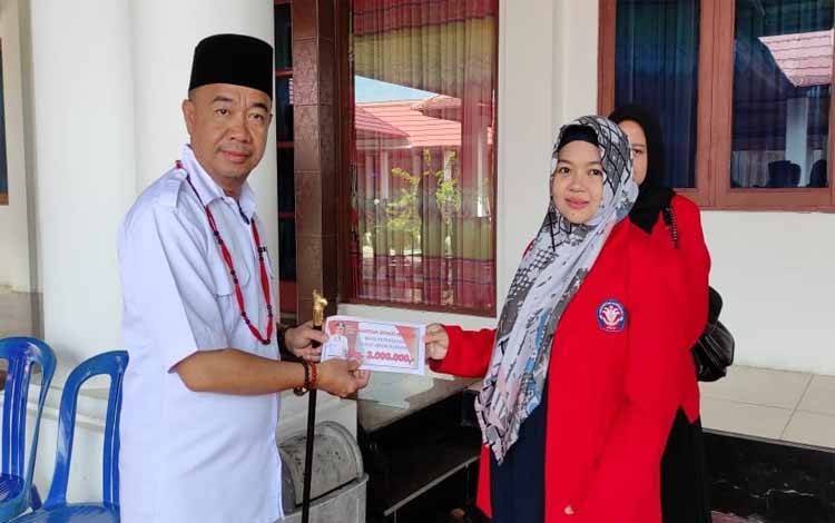 Selesaikan Tugas Akhir, Bupati Serahkan Bantuan untuk Mahasiswa Seruyan