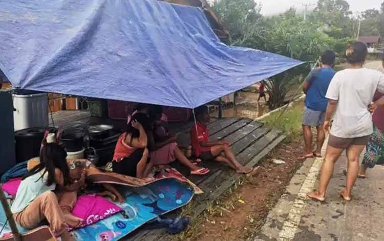 Warga Lamandau Terdampak Banjir Dirikan Tenda Darurat