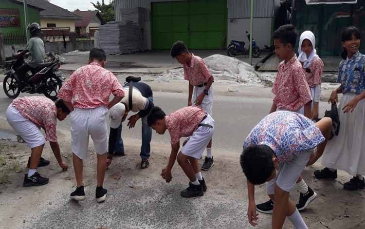 Tim Fairid-Umi Siaga Gelar Aksi Bersih-Bersih di Kelurahan Panarung
