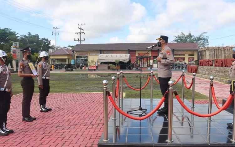 Kapolres Kapuas Beri Penghargaan 5 Personel dan PTDH 1 Personel
