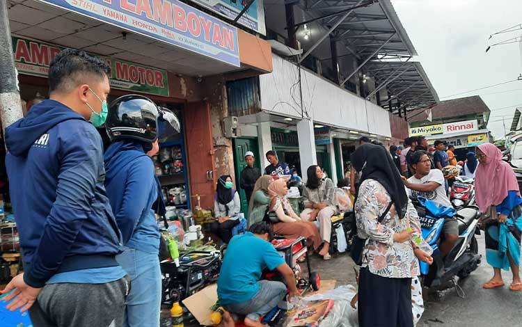 Imbas Listrik Padam, Warga Berbondong-Bondong Membeli Genset