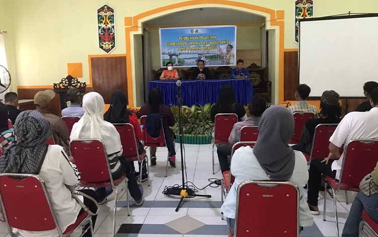 Warga Bantaran Sungai Kahayan Dilatih Budibaya Ikan Nila