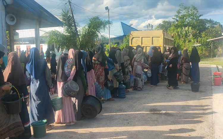 Dampak Padam Listrik, Ratusan Santri Darul Amin Sampit Terpaksa Antre untuk Dapatkan Air Bersih