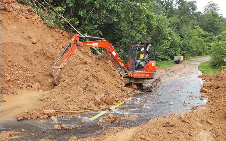 Jalan Kalteng-Kalbar Tertimbun Tanah Longsor
