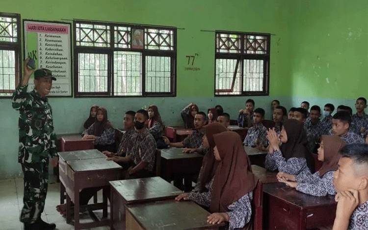 Satgas TMMD Kenalkan Siswa tentang Pancasila Lewat Aplikasi ini