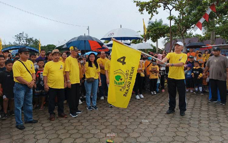 Jalan Sehat HUT Partai Golkar ke-58 di Gumas Disambut Meriah