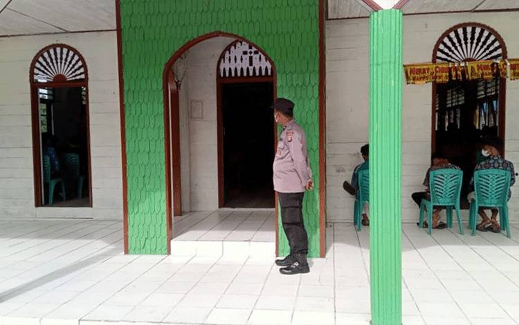 Polsek Timpah Beri Rasa Aman Warga Sedang Beribadah