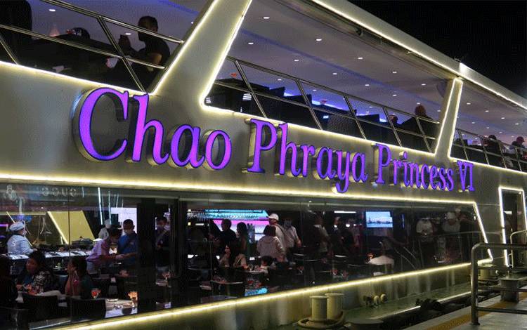 Sensasi Santap Malam Sambil Membelah Sungai Chao Phraya