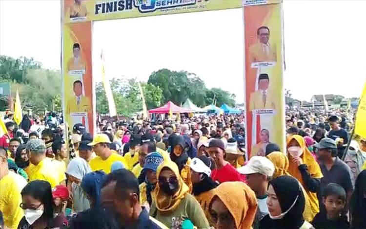 Belasan Ribu Peserta di Kobar Ikuti Jalan Sehat Peringatan HUT Golkar ke-58