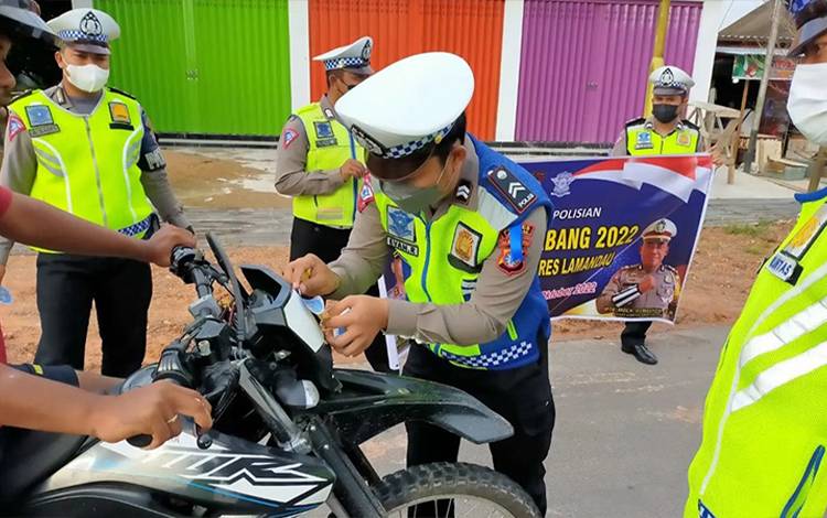 Polisi Tempelkan Stiker Tertib Berlalu Lintas