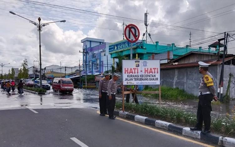 Satlantas Polres Kobar Pasang Rambu Peringatan di Jalan Tergenang Air