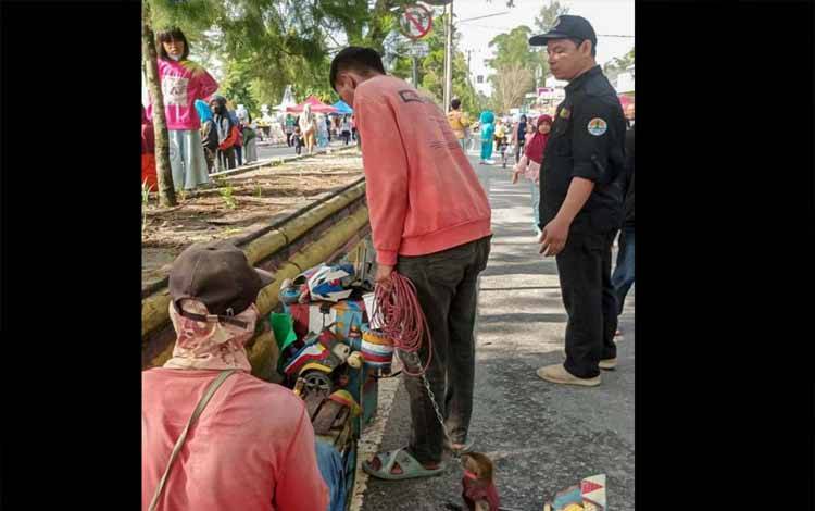 Pelaku Pertunjukan Topeng Monyet di Pangkalan Bun Dibina