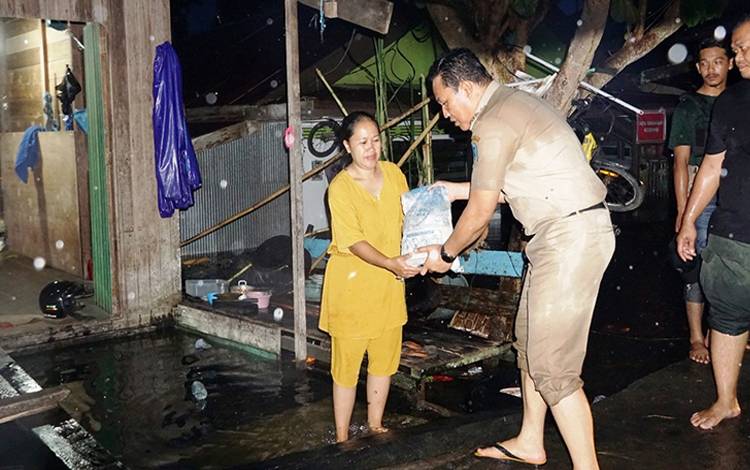 Basah Kuyup, Bupati Lamandau Pastikan Keamanan Pengungsi Banjir