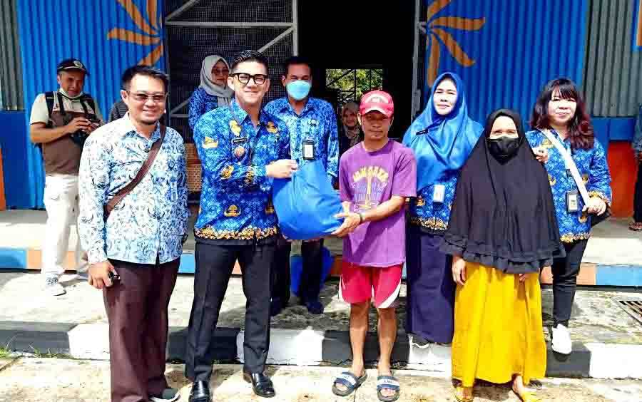 Dinas Sosial Barito Utara Salurkan Bantuan PMKS