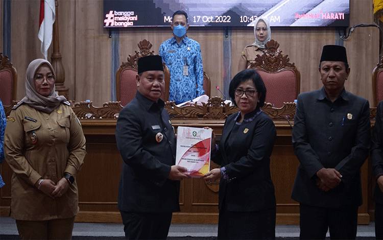 Bupati Kotim Serahkan Nota Keuangan RAPBD 2023, Ini Komposisinya