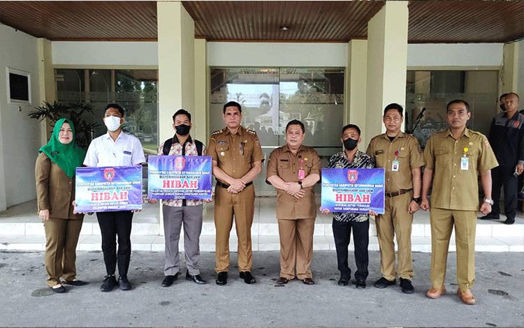 Pemkab Kobar Serahkan Hibah Pulihkan Ekonomi UMKM