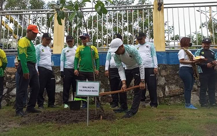 Peserta Raker Komwil V Apeksi Tanam Pohon di Taman Pasok Kameloh