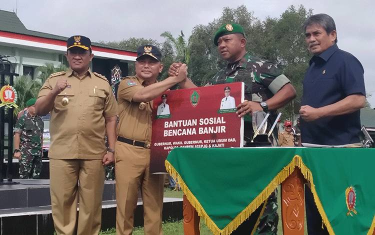 Gubernur Kalteng Serahkan 20 Ribu Paket Bantuan Korban Banjir